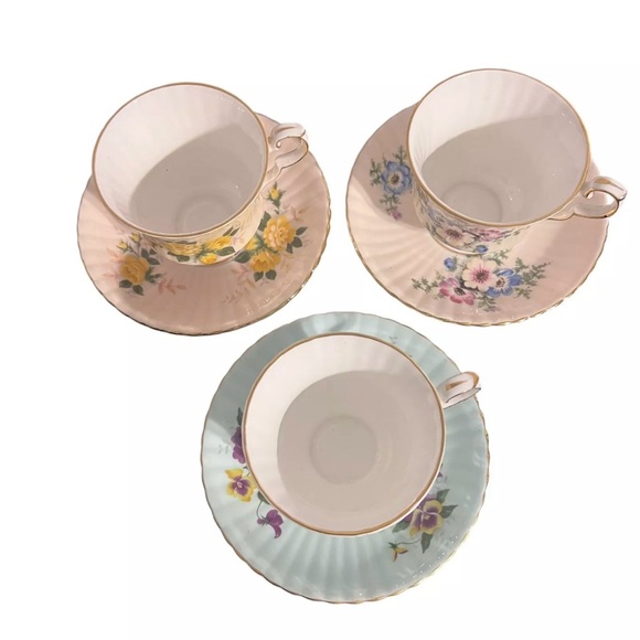 royal windsor Other - Royal Windsor Fine Bone China Tea Cup & Saucer Set Of 3 Ribbed Gold Trim Floral
